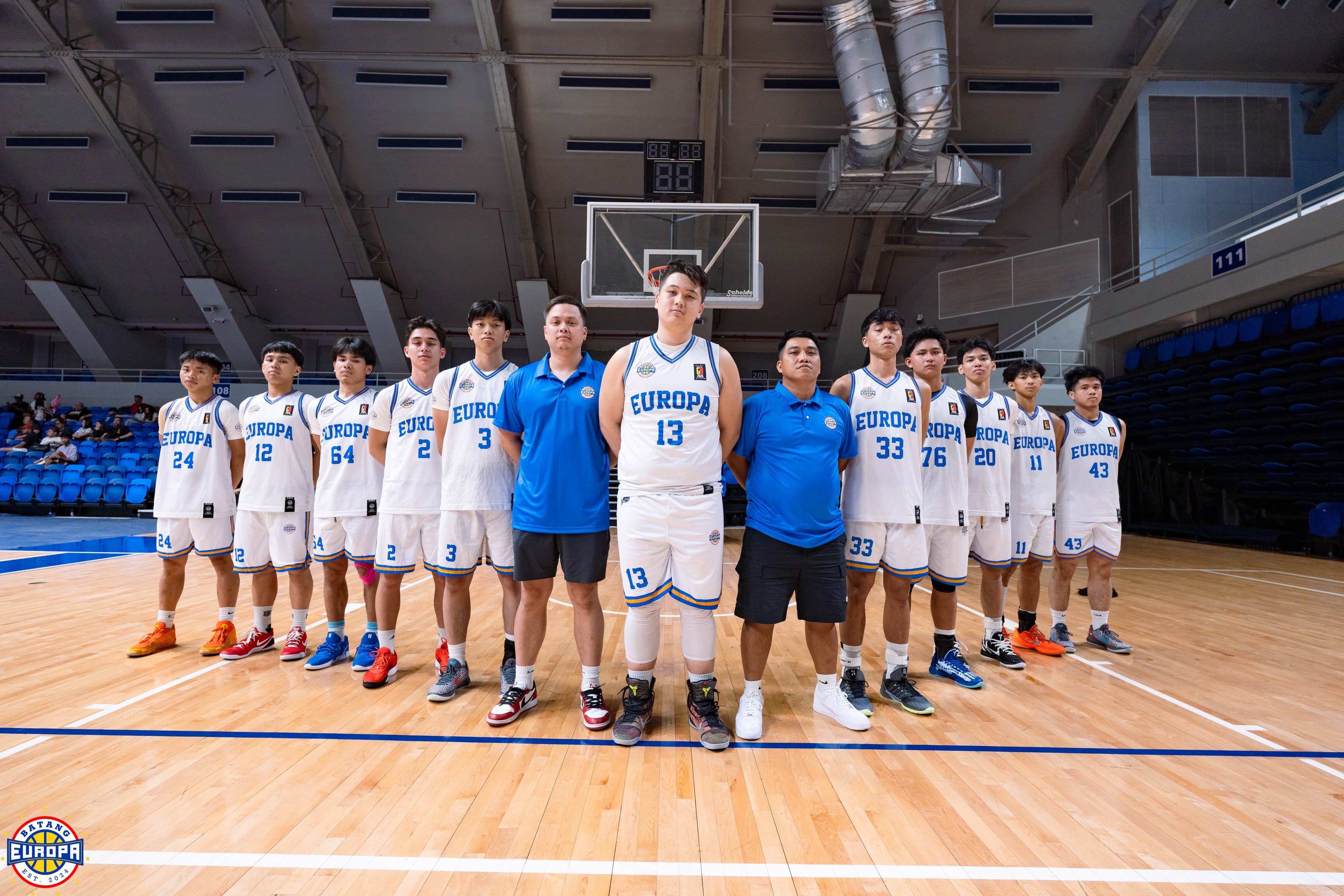 Batang Europa Teamfoto in weissen Jerseys