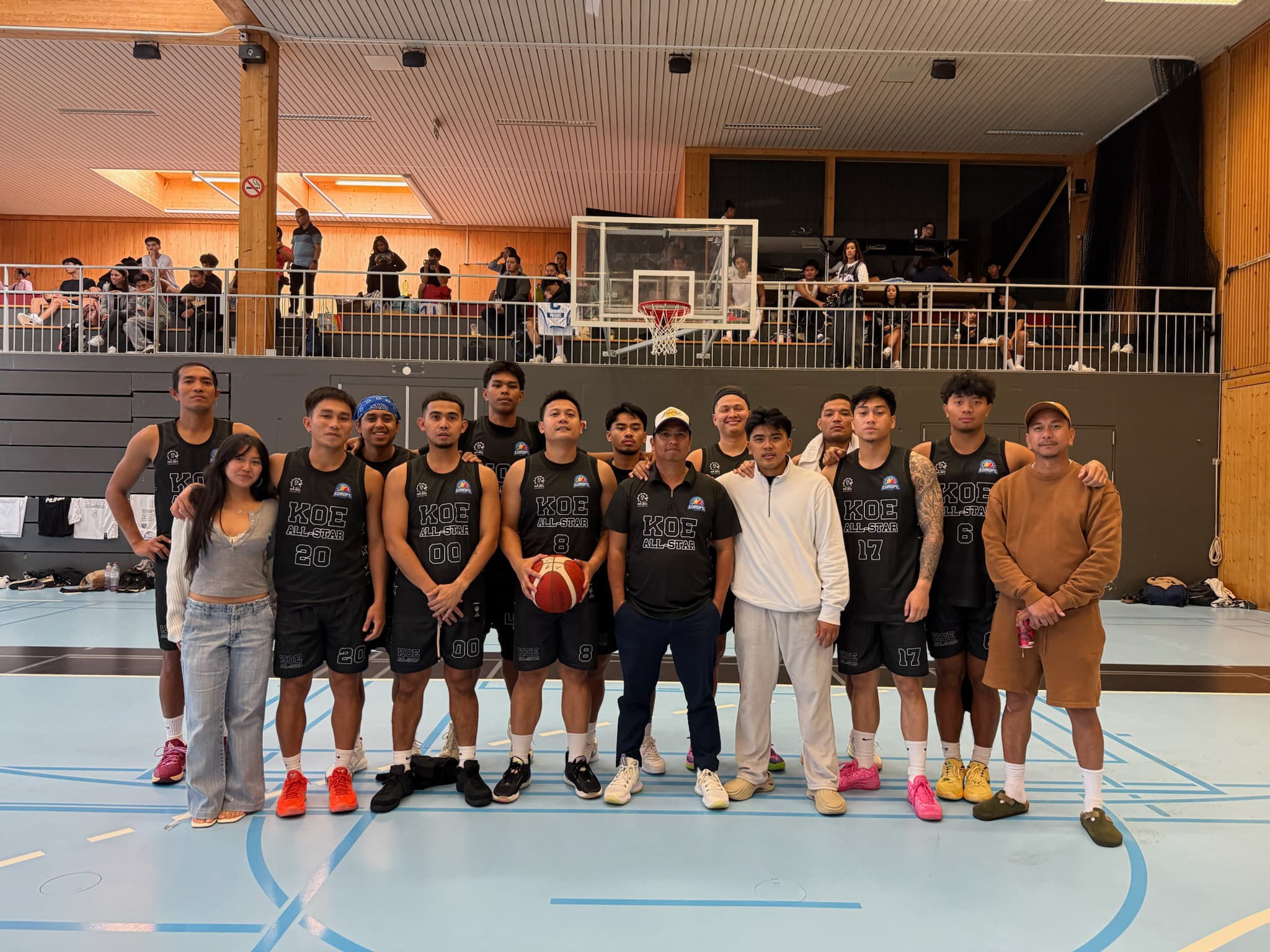 KOE All-Stars Teamfoto in schwarzen Jerseys