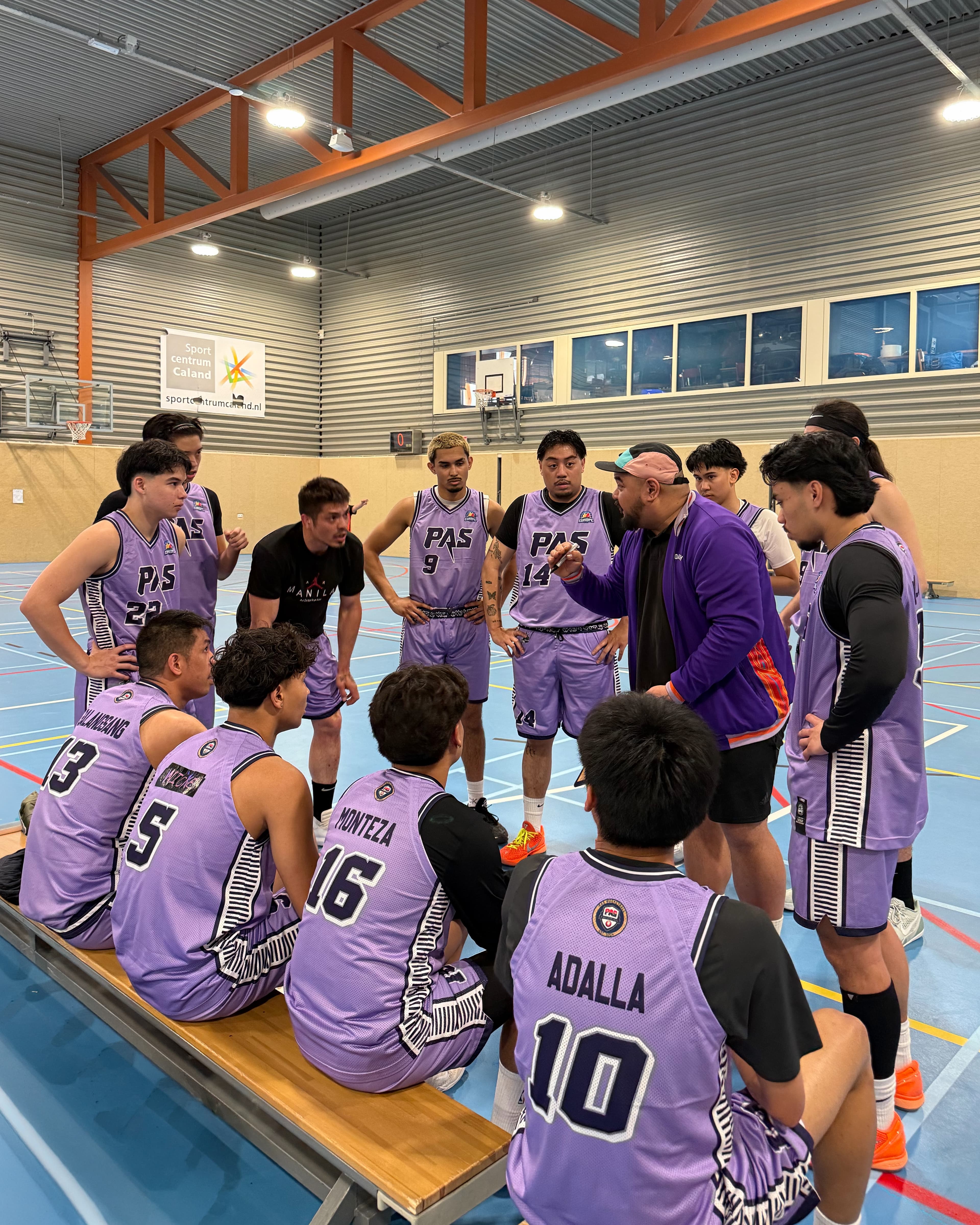 PAS Switzerland Team-Huddle in violetten Jerseys
